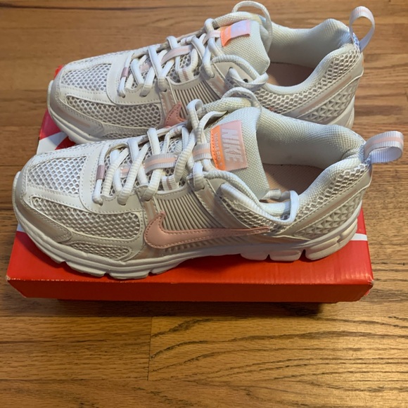 Girls Nike Vomero Sneakers Size 5 - Picture 4 of 6